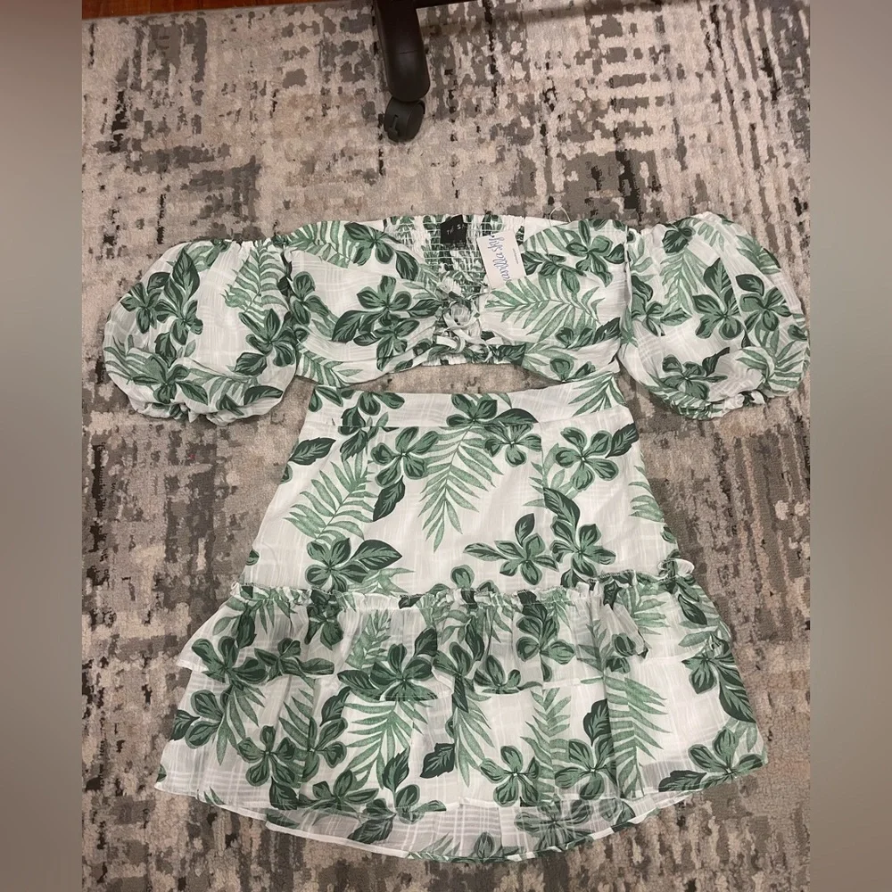 This Vanilla Sky two piece set Top is Size M & Skirt Size M New with Tags. - Picture 3 of 4